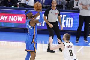 报告！对面有挂！布劳恩全场被亚历山大打爆 拿4分9板&有5犯规