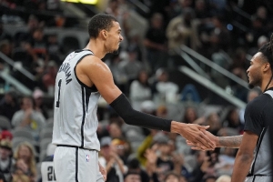 解说：布朗罚下去那球绿军完全可以挑战 文班进8个三分太超模了