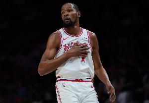 杜兰特：今天防守非常出色 迫使对手陷入阵地进攻&勉强投篮