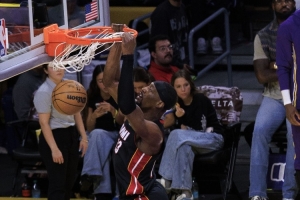 斯波：你能预料到詹姆斯能砍61分 但阿德巴约的一切都是拼出来的