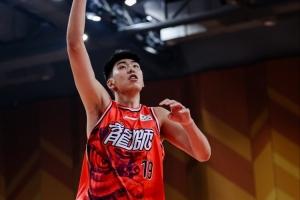 力战难救主！徐昕全场4投4中 得到8分9篮板2助攻2盖帽
