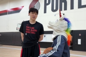 自己一个人来的美国？杨瀚森：还有我爸和翻译 在这边我没亲戚