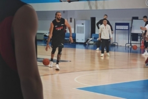 麦基被视为与白边同级别外援 队友评价除了防守他进攻也比白边好