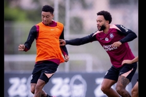 重聚！曼联球迷号社媒晒德佩、林加德在科林蒂安训练照片