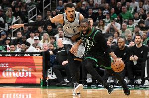 解说：布朗被驱逐前的犯规没有文班被打脸漏吹严重 情绪管理问题