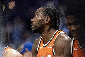 被打服！狼记：联盟现在还有谁比伦纳德打得更好吗？他简直是机器