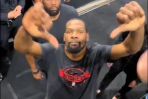 还是你宠粉！杜兰特大笑与马刺粉丝互比“踩” 最后还送出签名