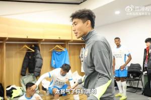 郑智中场喊话：中场附近你们踢得太客气了，要有侵略性上去