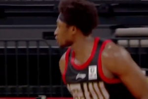 齐发力！半场史密斯15分5助&马凯尔·约翰逊12分4助&卡巴10分4板