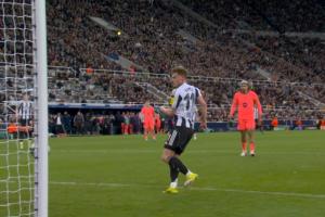 集体掉线！巴萨防线出现“真空地带”，巴恩斯包抄时身边无人盯防