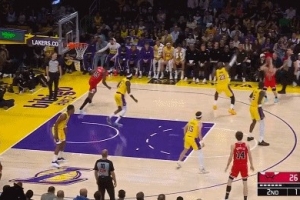 自信出手！河村勇辉接球迎着詹姆斯直接命中三分球