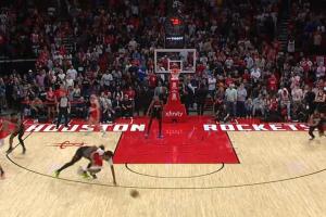 这是什么？锡安边线球直接发给空气失误 琼斯拼命救球但摔倒了