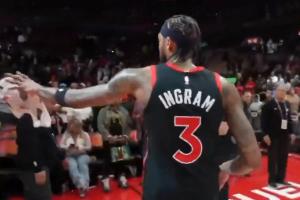 有点尴尬！莺歌将毛巾扔给女说唱歌手 后者直接一把甩回