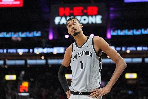 赛后在技术台干嘛？文班：他们修正了我的数据 漏了我一次盖帽