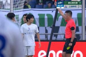 因假摔两黄被罚下！跟队：杨皓宇红牌太冤枉，主裁判罚极为双标