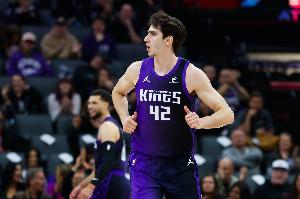 在内线翻江倒海！雷诺&阿丘瓦半场合计14中13砍下31分7板