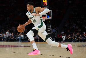 字母哥常规赛160次至少轰30分10板5助 超越大O独占历史第一！