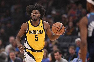 神来之笔！贾雷斯·沃克弧顶拿球 左手强投三分压哨命中