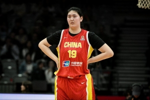 重点培养！宫鲁鸣指导与两名教练一同指导张子宇进行训练