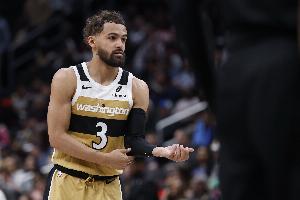 奇才官方：特雷·杨因右腿四头肌挫伤 本场提前退赛&不会回归