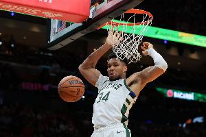 场均27.6分9.8板！雄鹿迎战骑士 字母哥因左脚踝扭伤缺阵