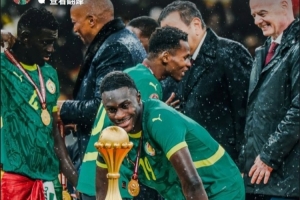 抗议！塞内加尔后卫尼亚卡特晒颁奖仪式照片：这不是AI，而是现实