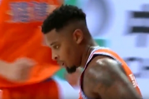 全指着你得分！皮特森半场三分9中5砍下22分2助2断 最后一攻崴脚