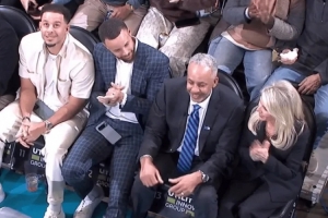 儿子们来啦！库里兄弟现身黄蜂主场 父亲戴尔·库里今天退役球衣