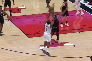 根本不讲道理！哈登找节奏迎着理查兹干拔三分再中 个人第5记！