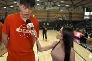 美女记者：杨瀚森明显更精壮了 后者：背伤也好多了 能做力量了