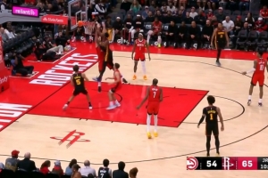 摧枯拉朽！奥孔武挡拆后接球顺下 看是申京骤然起飞单臂炸裂隔扣