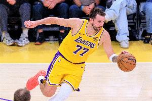 Skip：东契奇几乎每个哨子都要哔哔两句 还老跟球迷或对手起争执