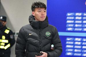 记者：王钰栋不应该把情绪带到赛后采访，职业球员有义务面对媒体