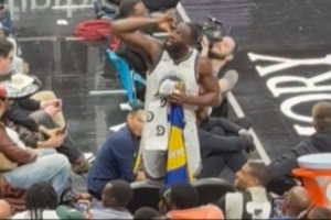 这回击有创意！老鹰球迷呛追梦 后者眯眼“找”不到老鹰冠军旗帜