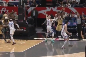 就离谱！萨尔发底线球给弧顶 超大劲直接发个回场违例