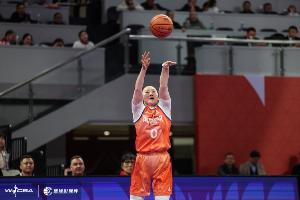 打得不错！武桐桐半场7中4拿下10分4篮板2助攻