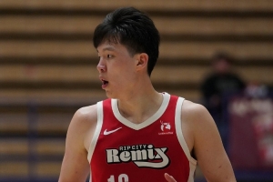 开得挺早！杨瀚森持球冲击篮筐 大三步上篮轻松打中