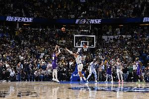 肯纳德审判之投！东詹里哪个都不能放 湖人的进攻上限创造奇迹