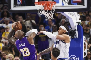 湖魔L2M：2次漏判+1次错判全有利湖人 出界维持原判 班凯罗没打手