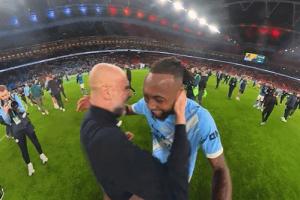 乐开怀！联赛杯夺冠后瓜帅拥抱塞梅尼奥，连拍球员胸口9下