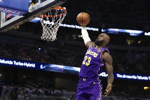 名记：现在我相信詹姆斯下季会回湖人 球队化学反应有了180°转变