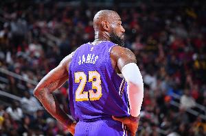 詹姆斯谈出手次数减少：这是我的角色 为了赢必须扮演好这个角色