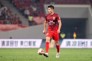 记者谈魏震伤情：眼部受伤有点影响视线，回到上海后得继续治疗