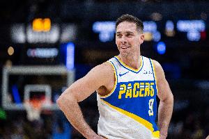 你是真滴稳！麦康纳替补20分钟 6投全中拿到13分6助1断