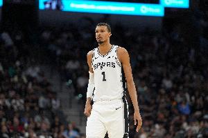 Lowe：文班是我见过统治力最强的防守球员 他在场防守格局就改变