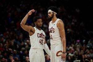 米切尔：阿伦的作用是不可替代的 他不在莫布里护筐的压力很大