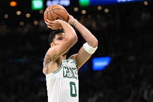 高效全面！塔图姆半场7中4拿到12分5板4助2断1帽 三分4中2