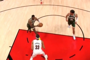 花里胡哨的还！字母哥哥推反击虚晃后真传 乌斯曼·吉昂扣空篮！