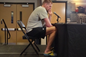 有趣的灵魂！约基奇穿小黄人洞洞鞋接受采访 此前cos该电影角色