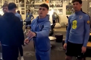 180分！福登在英格兰基地射飞镖掷出满分，三镖均中20×3